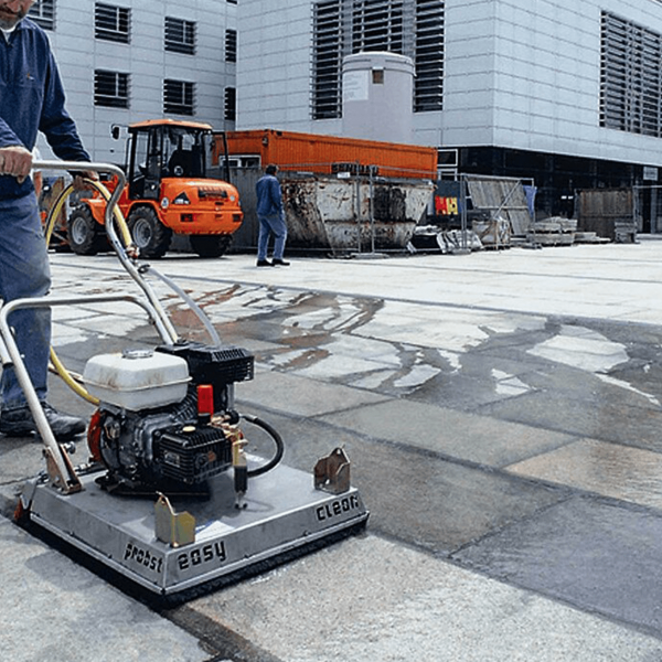 Pflasterreinigungsgerät mieten LH Rental Probst Anwendung