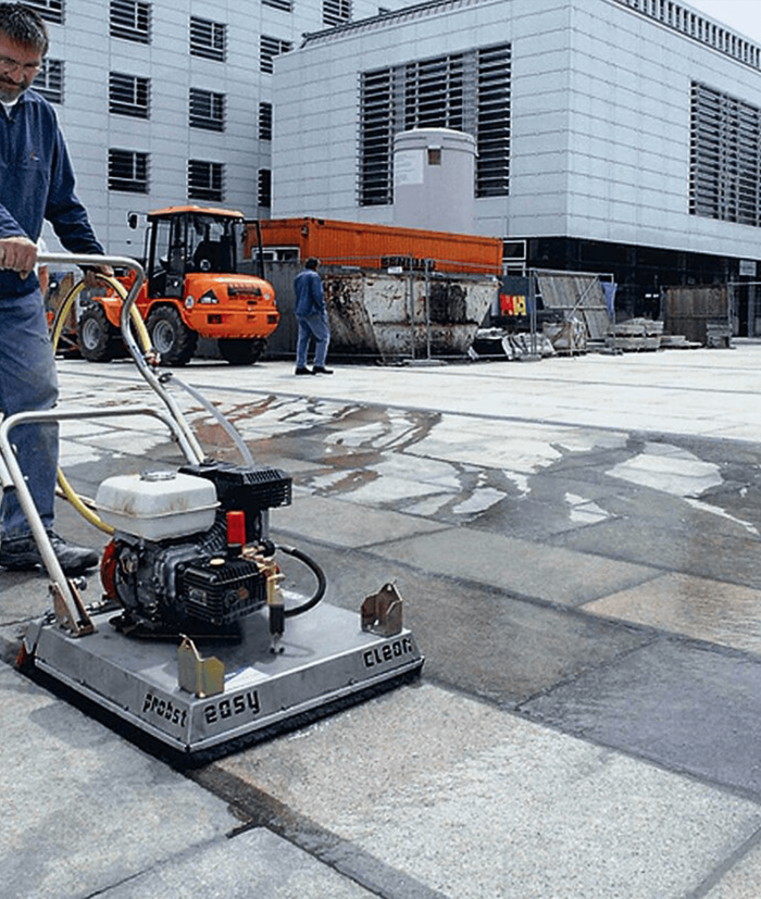 Pflasterreinigungsgerät mieten LH Rental Probst Anwendung
