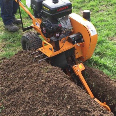 Graben- Kabelfräse mieten bei LH Rental Einsatz im Garten